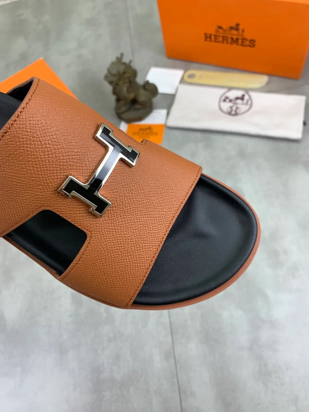 Men's shoes 💰P440 New [HERMES] high-end quality new Hermès slippers, made of imported calfskin, wear-resistant and non-slip rubber outsole. Fashionable and elegant code number: 39-44 (38 45 46 customized)
